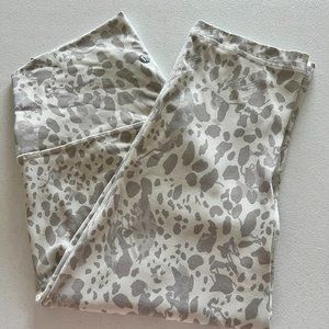 Lululemon womens Crop capri leggings White Gray athletic size 8
